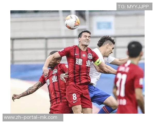 山东鲁能迎战河南建业争夺中超联赛关键三分的激烈对决